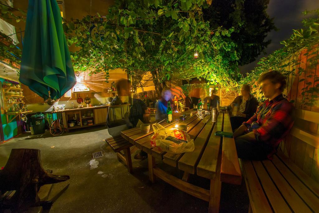 Hostel Mali Mrak Zagreb Buitenkant foto